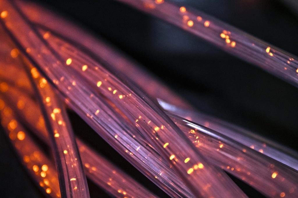 Artificial neural network processing data streams with glowing synaptic connections